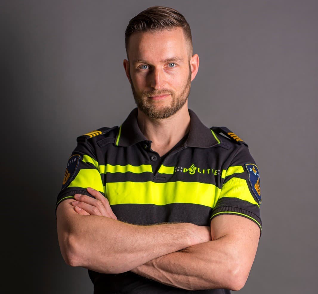 Dennis Neele als politieman